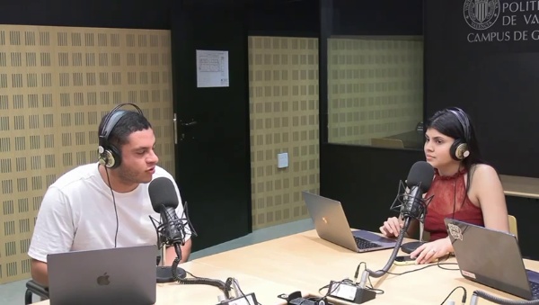 Videopodcast conversaci�n sobre la utilidad de la IA (grupo)