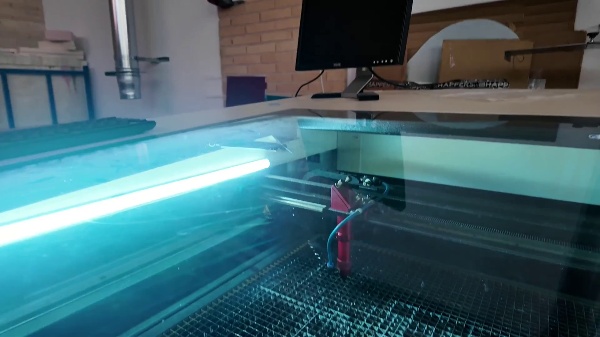 CORTE L�SER EN LA RAYJET R500. PUESTA EN MARCHA DE LA M�QUINA Y MANEJO B�SICO.