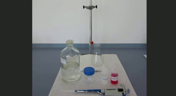 Determinació d¿hidròxid sòdic i carbonat sòdic en  solució alcalina