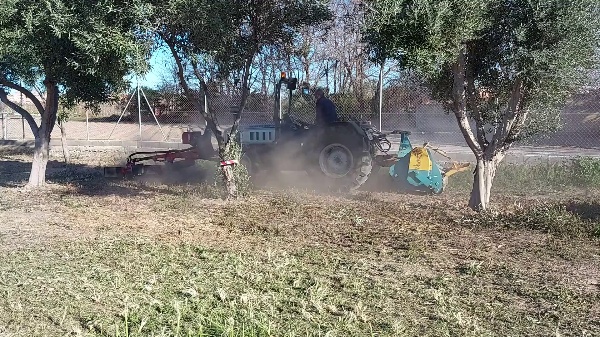 Barredora y trituradora de restos de poda